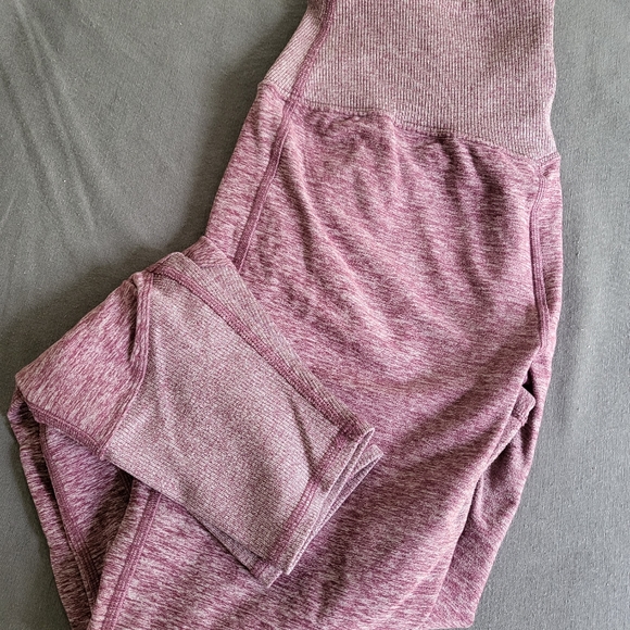 Alo 7/8 heathered dragonfruit leggings - Picture 3 of 3